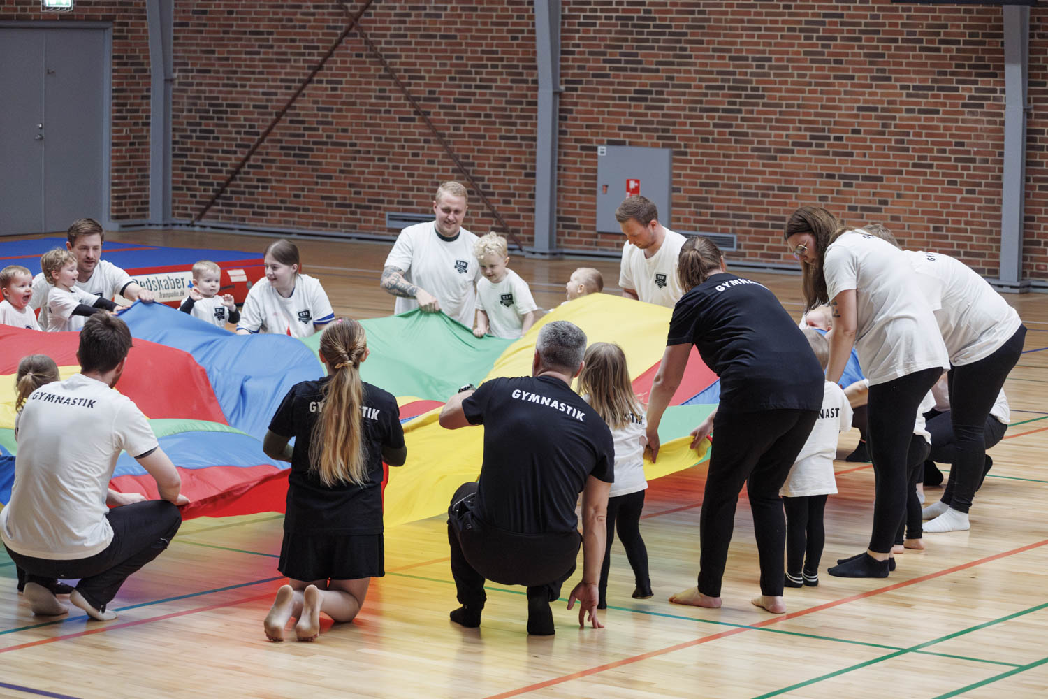 TIF_gymnastikopvisning2024_0611_foraeldrebarn