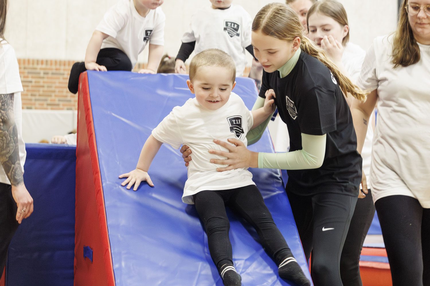 TIF_gymnastikopvisning2024_0701_foraeldrebarn