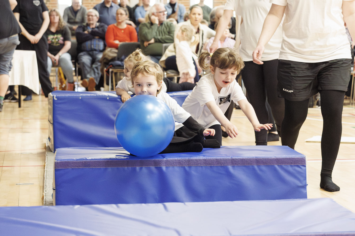 TIF_gymnastikopvisning2024_0739_foraeldrebarn